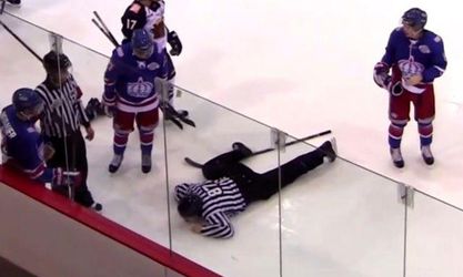Video: Hokejový junior jedným úderom knokautoval rozhodcu