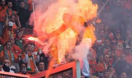 Video: Poľský fanúšik v plameňoch, podpálil ho policajt