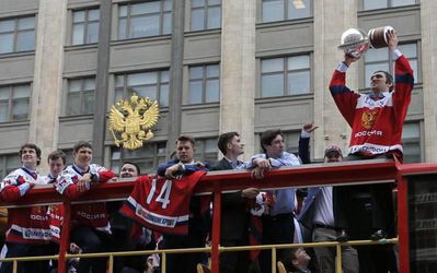 Video: Foto: Putin, Moskva, šampanské. Rusko ukázalo ľuďom trofej