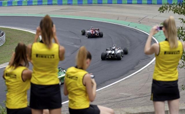 Grid girls foto dna Madarsko ilustracka reuters