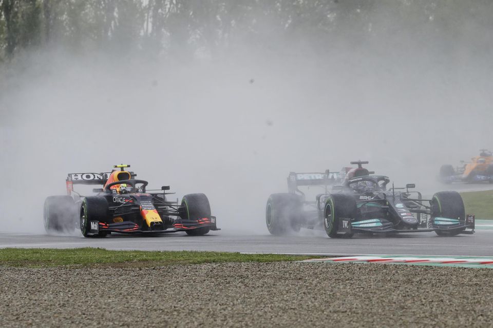 Max Verstappen a Lewis Hamilton na okruhu v Imole