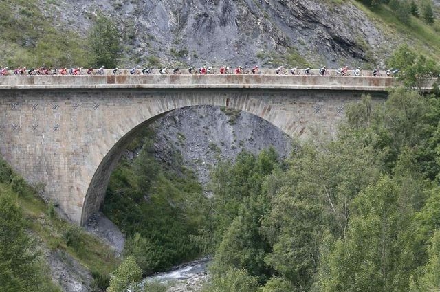 Tour de france alpy clovek jul14 reuters