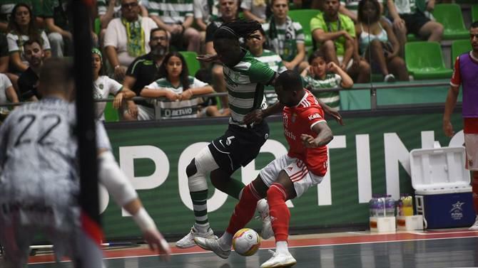 Futsalista Sportingu Lisabo Zicky Té v zápase proti Benfice