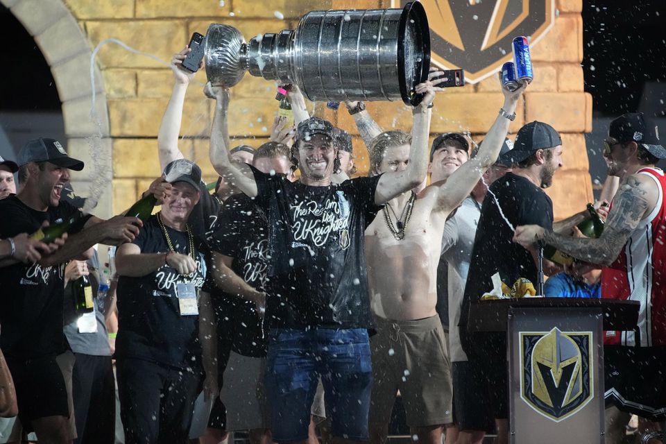 Hráči Vegas Golden Knights oslavujú zisk Stanley Cupu s fanúšikmi