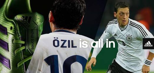 Mesut Özil za Tri Prúžky