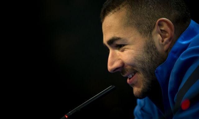 Karim benzema francuzsko usmev do mikrofonu dec2012