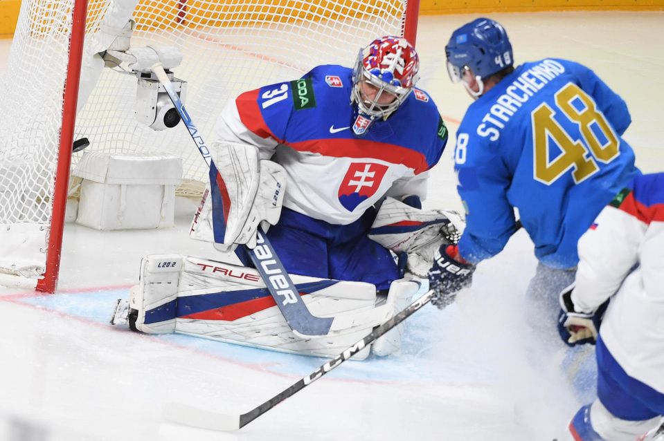 MS v hokeji 2023: Kazachstan - Slovensko (Roman Starčenko prekonáva Samuela Hlavaja)