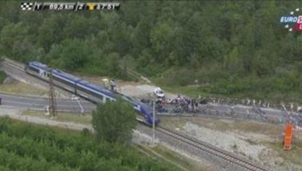 Video: Nútená prestávka na TdF, pelotón nečakane zastavil vlak