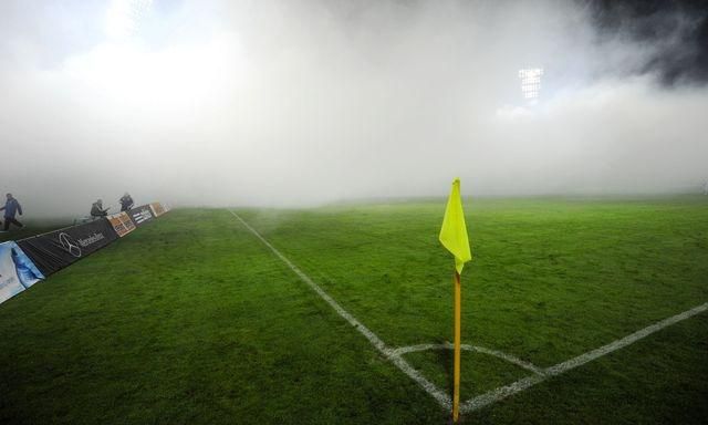 Travnik rohova zastavka hmla futbal ilustracne foto