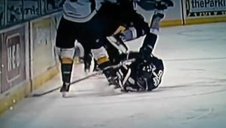 Video: Masaker v AHL, korčuľa v tvári!