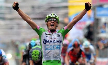 Giro d'Italia: 4. etapu vyhral veľmi tesne Enrico Battaglin