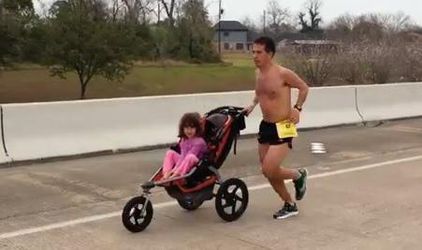 Video: Nevyliečiteľne chorý vyhral maratón, s dcérou v kočíku