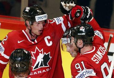 Video: Kanada má prvé tri body, Dánsko viedlo do polovice zápasu