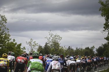 Giro d'Italia: Kráľovskú etapu výrazne okresali. Pole pretekárov prišlo o ďalšie zvučné meno,