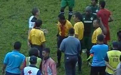 Video: Indonézsky futbalista zmlátil rozhodcu do krvi, navždy skončil!