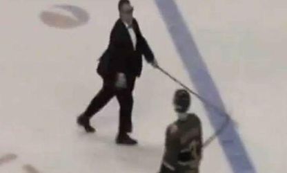 Video: Top hokejový protest: „Slepec“ išiel hľadať rozhodcu