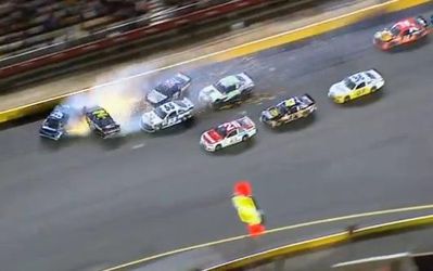 Video: V NASCAR „úradoval“ spadnutý kábel