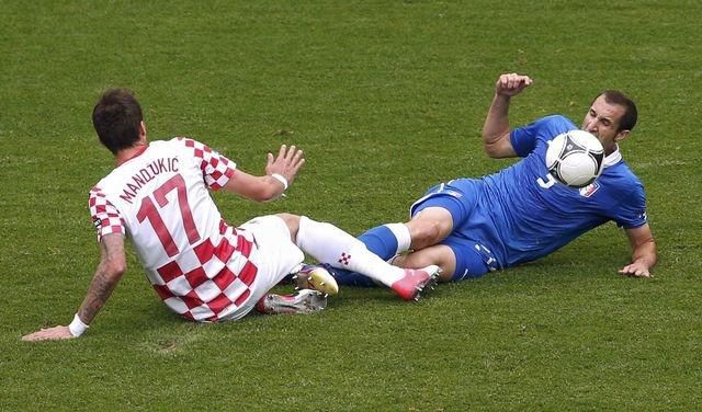 Mandzukic chorvatsko chiellini taliansko me futbal 2012 reuters