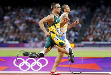 Oscar Pistorius ponesie vlajku JAR na záverečnom ceremoniáli