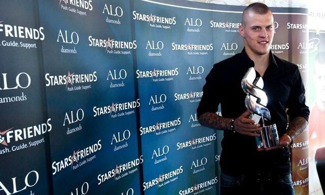 Martin skrtel s trofejou pre najlepsieho hraca liverpoolu