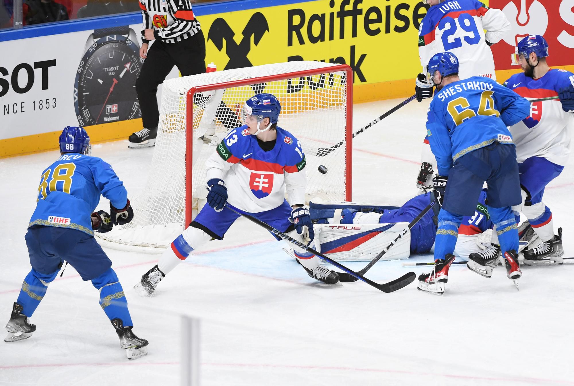 MS v hokeji 2023: Kazachstan - Slovensko (Jevgenij Rymarev strieľa gól na 3:1,  v popredí František Gajdoš, Kirill Savicki a Samuel Hlavaj)