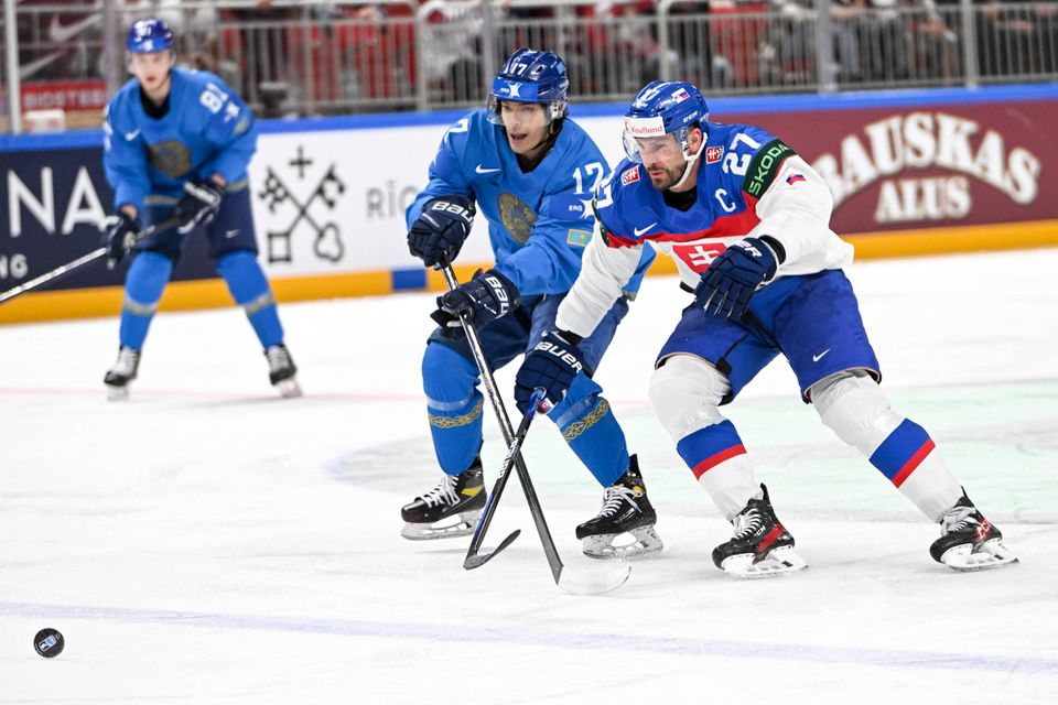 MS v hokeji 2023: Kazachstan - Slovensko (Marek Hrivík v súboji o puk)