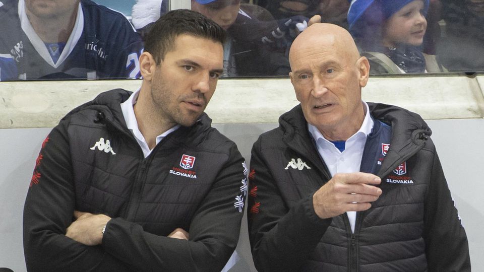 vpravo tréner Slovenska Craig Ramsay a vľavo jeho asistent Peter Frühauf