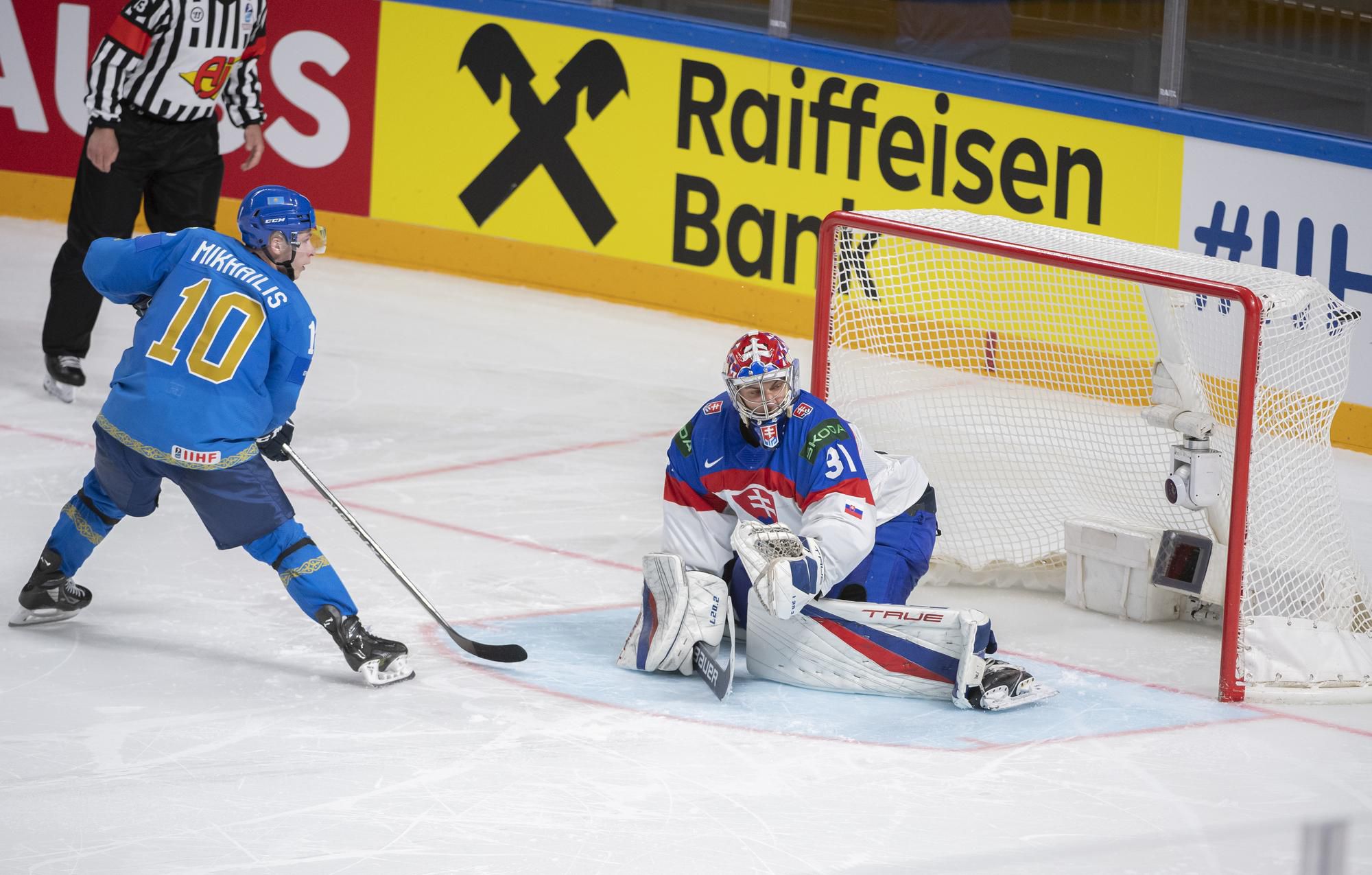 MS v hokeji 2023: Kazachstan - Slovensko (Nikita Michailis prekonáva Samuela Hlavaja)