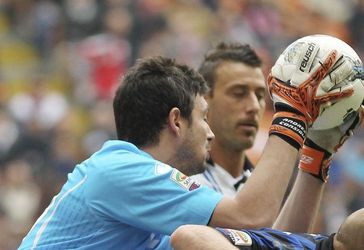 Video: Taliansky brankár chytil dve penalty v rozmedzí 8 min.