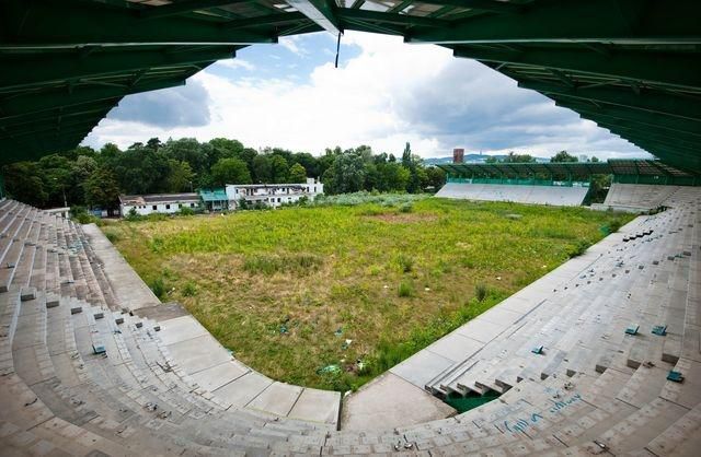 Petrzalka stadion buranie jul12