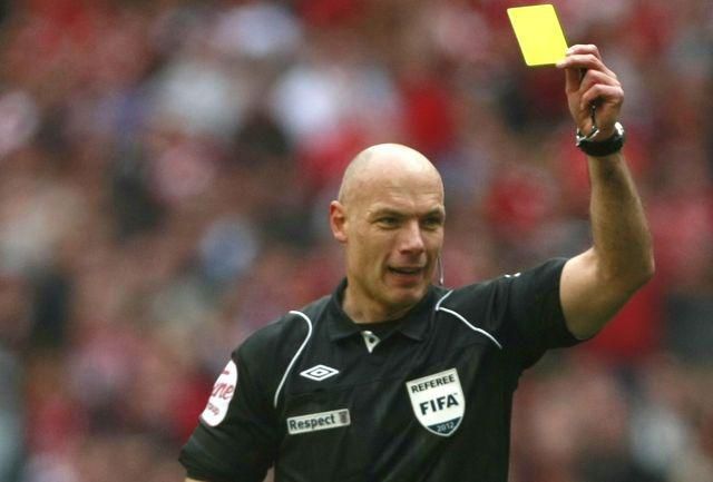 Howard webb2 arbiter ilustracka