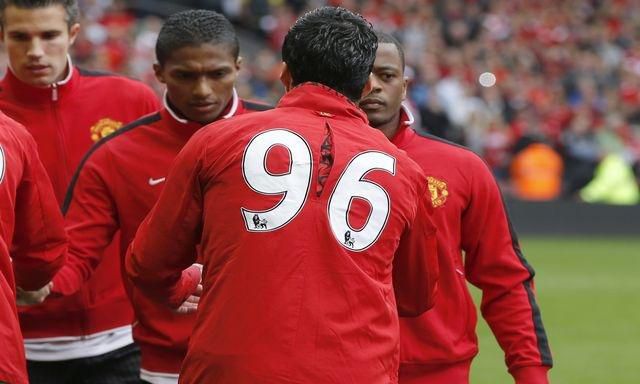 Suarez evra podanie ruk reuters3