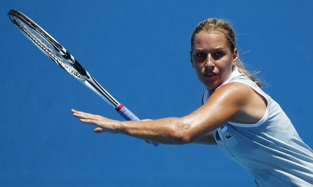 Cibulkova modre pozadie pripraveny forhend feb2012