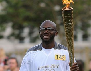 Muamba štyri mesiace po kolapse niesol olympijskú pochodeň