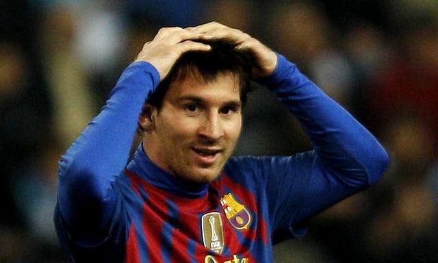 Messi barcelona chyta sa za hlavu jan2012