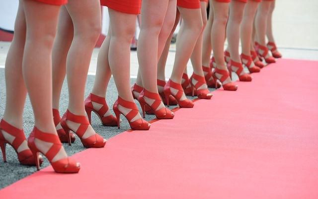 Pit girls ilustracka f1 silverstone2 reuters