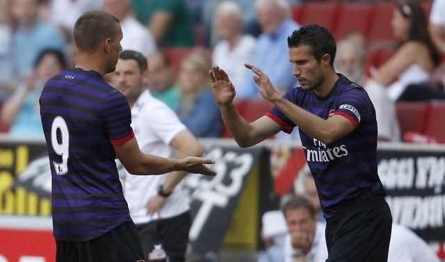 Robin van persie lukas podolski arsenal aug12 reuters