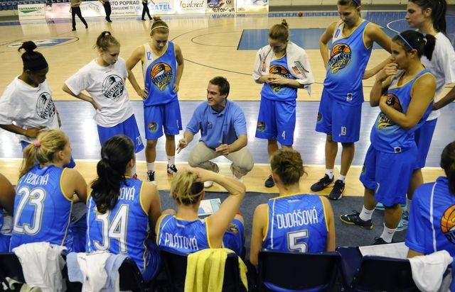 Piestanske cajky a trener pospisil basketbal
