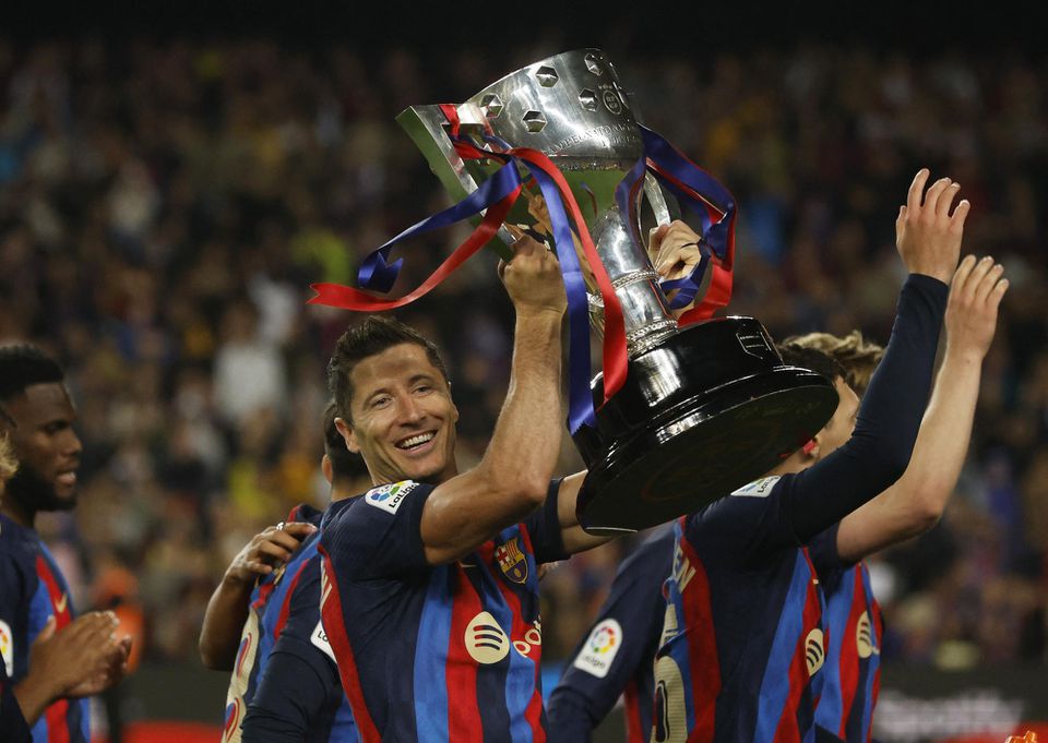 Robert Lewandowski s majstrovskou trofejou v drese FC Barcelona.