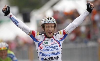 Scarponi dostal trofej a dres za Giro d´Italia 2011