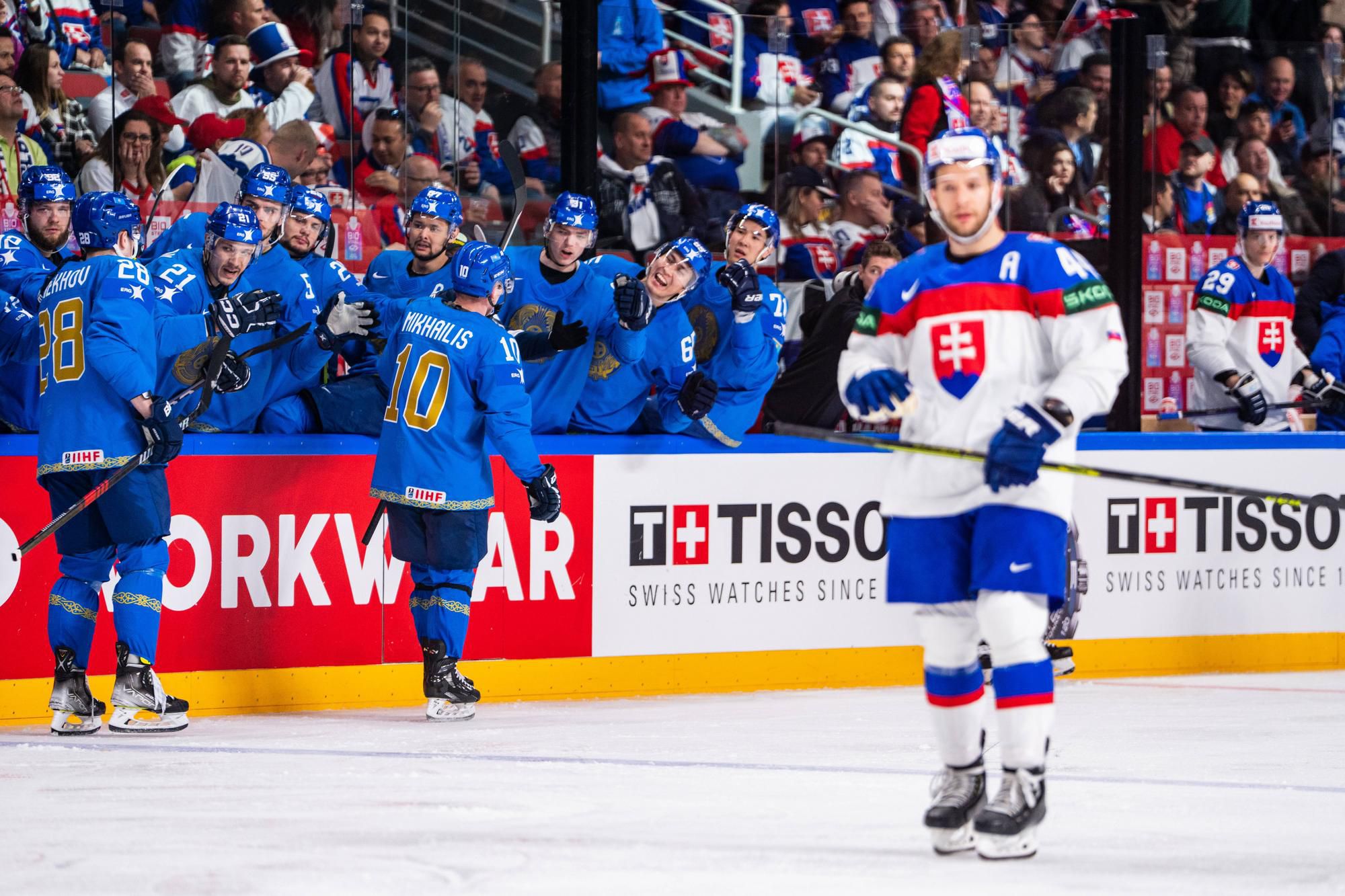 MS v hokeji 2023: Kazachstan - Slovensko (gólová radosť Kazachov, vpravo Mislav Rosandič)