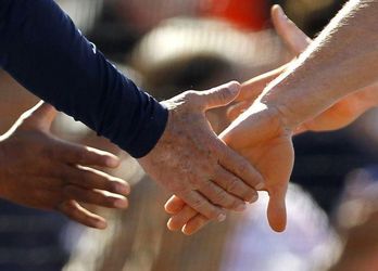 Lekár odporučil britským športovcom, aby sa vyhli podávaniu rúk