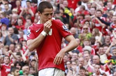 Chicharito man utd bozk na dres jun2011