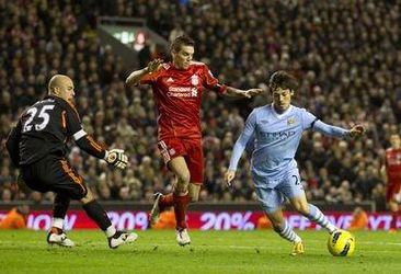 Video: Liverpool sa s Man City podelil, Balotelli videl červenú