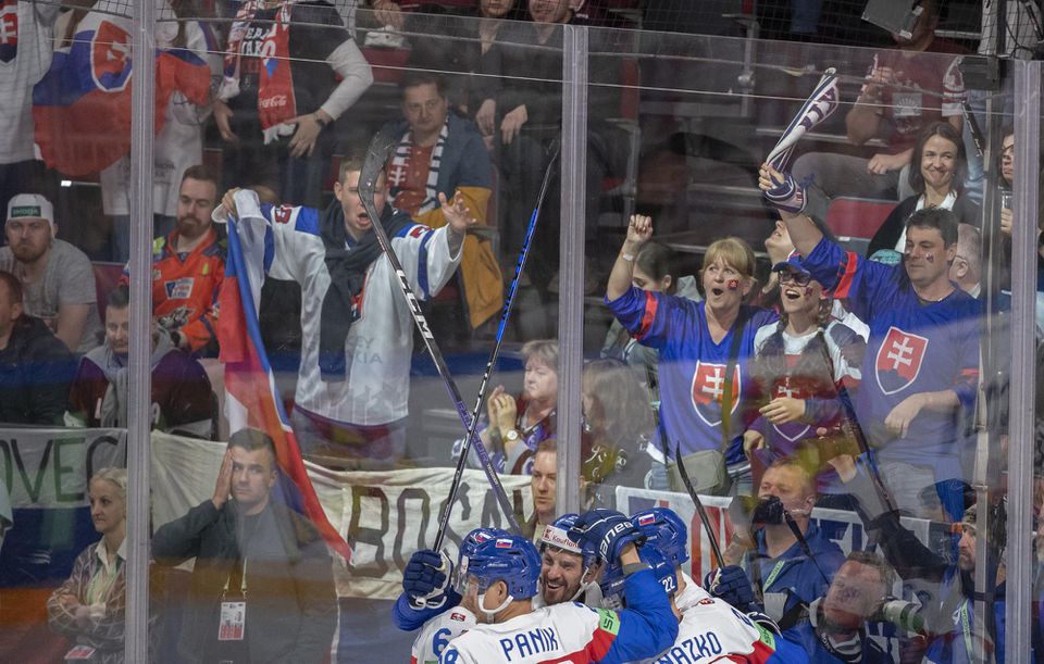 Hráči Slovenska sa tešia z gólu na MS v hokeji 2023.