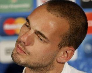 Sneijder mimo zostavy, vlna kritiky na kouča Gasperiniho
