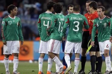 Mexiko osemfinale ms2010 diskusia s rozhodcom