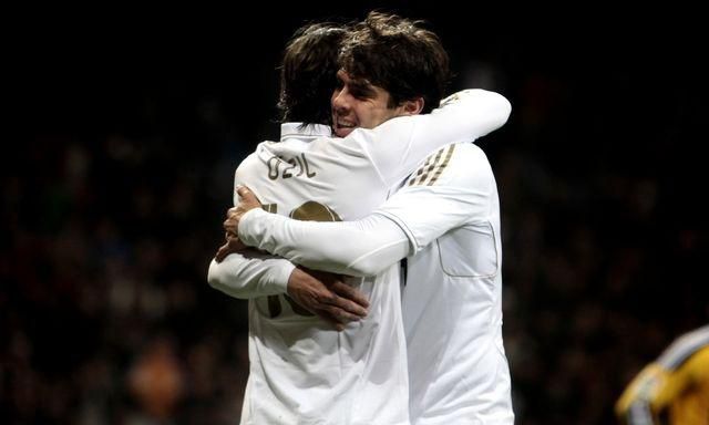 Kaka a ozil objatie real madrid vs zaragoza jan2012