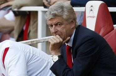 Wenger arsene arsenal lavicka zadumany aug2011