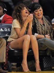 Spevák „čili papričiek“ a Rihanna na basketbale